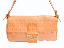Load image into Gallery viewer, FENDI フェンディ ズッキーノ柄 マンマバケット ワンショルダーバッグ 総柄 エナメル レザー オレンジ ゴールド金具 美品 中古 4b002397