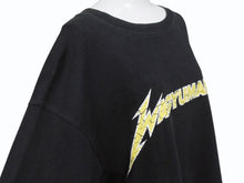Load image into Gallery viewer, 極美品 WAGYU MAFIA 和牛マフィア メタリカサンプリングロゴＴシャツ コットン ブラック イエロー サイズL 中古 4b002503
