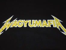 Load image into Gallery viewer, 極美品 WAGYU MAFIA 和牛マフィア メタリカサンプリングロゴＴシャツ コットン ブラック イエロー サイズL 中古 4b002503