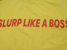 Load image into Gallery viewer, MASHI NO MASHI TOKYO マシのマシの東京 SLURP LIKE A BOSS プリント ポケットＴシャツ コットン イエロー サイズL 美品 中古 4b002526