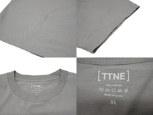 Load image into Gallery viewer, TTNE ティーティーエヌイー SaunnerTM Logo ロゴプリント サウナー 半袖Ｔシャツ グレー コットン サイズXL 美品 中古 4b002529