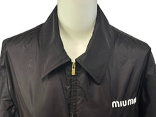 Load image into Gallery viewer, 極美品 MIUMIU ミュウミュウ ジャケット フルジップ ドロスト ブラック ナイロン サイズ38 ゴールド金具 中古 4b002566