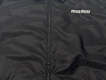 Load image into Gallery viewer, 極美品 MIUMIU ミュウミュウ ジャケット フルジップ ドロスト ブラック ナイロン サイズ38 ゴールド金具 中古 4b002566