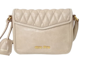 MIUMIU ミュウミュウ ショルダーバッグ ベージュ レザー ゴールド金具 チャーム付き ブランドロゴ刻印 236 美品 中古 4b002617