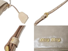 Load image into Gallery viewer, MIUMIU ミュウミュウ ショルダーバッグ ベージュ レザー ゴールド金具 チャーム付き ブランドロゴ刻印 236 美品 中古 4b002617