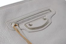 Load image into Gallery viewer, BALENCIAGA バレンシアガ メタルエッジ クラッチバッグ 390174 グレー レザー シルバー金具 手持ち ポーチ 美品 中古 4b002642