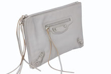 Load image into Gallery viewer, BALENCIAGA バレンシアガ メタルエッジ クラッチバッグ 390174 グレー レザー シルバー金具 手持ち ポーチ 美品 中古 4b002642