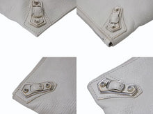 Load image into Gallery viewer, BALENCIAGA バレンシアガ メタルエッジ クラッチバッグ 390174 グレー レザー シルバー金具 手持ち ポーチ 美品 中古 4b002642