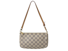 Load image into Gallery viewer, 極美品 LOUISVUITTON ルイヴィトン ポシェットアクセソワール 化粧 アクセサリーポーチ ダミエアズール ホワイト N41207 中古 4b002654