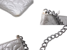 Load image into Gallery viewer, CHANEL シャネル アクセサリーポーチ カメリア ハンドバッグ ワンショルダーバッグ 8番台 シルバー ガンメタ金具 美品 中古 4b002723