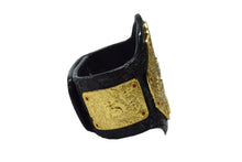 Load image into Gallery viewer, WWE ワールドレスリングエンターテインメント HEAVY WEIGHT CHAMPION ブレスレット チャンピオン プロレス オフィシャル 良品 中古 4b002735