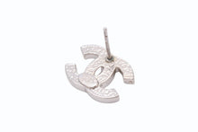 Load image into Gallery viewer, CHANEL シャネル ココマーク ピアス 重量約1.7g 05V刻印 ラインストーン メタル シルバー クリア 片耳用 美品 中古 4b002795