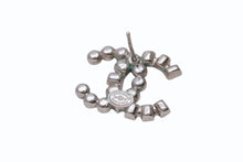 Load image into Gallery viewer, CHANEL シャネル ココマーク ピアス 重量約2.6g B17B刻印 ラインストーン メタル シルバー クリア 片耳用 美品 中古 4b002793