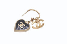 Load image into Gallery viewer, CHANEL シャネル ぶら下がりピアス 重量約13.5g 02P刻印 ココマーク ハート メタル GP ゴールド ブラック 美品 中古 4b002790