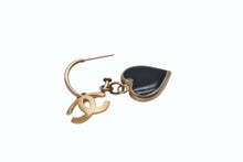 Load image into Gallery viewer, CHANEL シャネル ぶら下がりピアス 重量約13.5g 02P刻印 ココマーク ハート メタル GP ゴールド ブラック 美品 中古 4b002790
