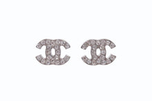 Load image into Gallery viewer, CHANEL シャネル ココマーク ピアス 重量約1.2g 08P刻印 ラインストーン メタル シルバー クリア 両耳用 美品 中古 4b002800