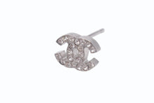 Load image into Gallery viewer, CHANEL シャネル ココマーク ピアス 重量約1.2g 08P刻印 ラインストーン メタル シルバー クリア 両耳用 美品 中古 4b002800