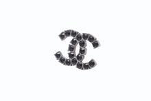 Load image into Gallery viewer, CHANEL シャネル ココマーク ピアス 重量約3.1g B18S刻印 ラインストーン メタル シルバー ブラック 両耳用 美品 中古 4b002796