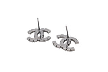 Load image into Gallery viewer, CHANEL シャネル ココマーク ピアス 重量約3.1g B18S刻印 ラインストーン メタル シルバー ブラック 両耳用 美品 中古 4b002796