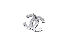 Load image into Gallery viewer, CHANEL シャネル ココマーク ピアス 重量約3.1g B18S刻印 ラインストーン メタル シルバー ブラック 両耳用 美品 中古 4b002796