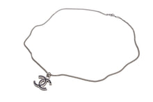 Load image into Gallery viewer, 極美品 CHANEL シャネル ココマーク ネックレス 重量約6.3g 07V刻印 全長約43cm メタル シルバー ブラック 中古 4b002798