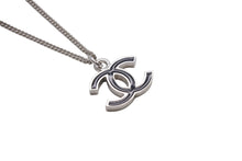 Load image into Gallery viewer, 極美品 CHANEL シャネル ココマーク ネックレス 重量約6.3g 07V刻印 全長約43cm メタル シルバー ブラック 中古 4b002798