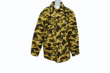 Load image into Gallery viewer, Carhartt カーハート アベイシングエイプ アクティブジャケット 06aw イエロー カモ柄コットン L ACE-04701 美品 中古 4b002805