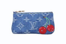 Load image into Gallery viewer, 新品未使用 LOUIS VUITTON ルイヴィトン モノグラム デニム カードキーケース ポシェットクレ チェリー 新作 M14938 村上隆 ブルー 中古 4b002807