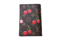 Load image into Gallery viewer, 新品未使用 LOUIS VUITTON ルイヴィトン モノグラム クーヴェルテュール パスポール 新作 パスケース M13424 村上隆 ブラウン 中古 4b002808