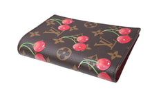 Load image into Gallery viewer, 新品未使用 LOUIS VUITTON ルイヴィトン モノグラム クーヴェルテュール パスポール 新作 パスケース M13424 村上隆 ブラウン 中古 4b002808