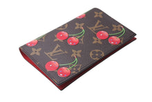 Load image into Gallery viewer, 新品未使用 LOUIS VUITTON ルイヴィトン モノグラム クーヴェルテュール パスポール 新作 パスケース M13424 村上隆 ブラウン 中古 4b002808