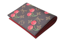 Load image into Gallery viewer, 新品未使用 LOUIS VUITTON ルイヴィトン モノグラム クーヴェルテュール パスポール 新作 パスケース M13424 村上隆 ブラウン 中古 4b002808