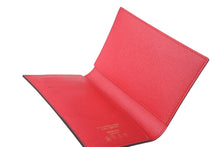 Load image into Gallery viewer, 新品未使用 LOUIS VUITTON ルイヴィトン モノグラム クーヴェルテュール パスポール 新作 パスケース M13424 村上隆 ブラウン 中古 4b002808