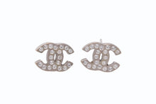Load image into Gallery viewer, 極美品 CHANEL シャネル ピアス ココマーク 両耳 09V刻印 メタル ラインストーン シルバー 0.8g 中古4b002822