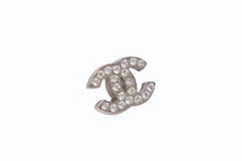 Load image into Gallery viewer, 極美品 CHANEL シャネル ピアス ココマーク 両耳 09V刻印 メタル ラインストーン シルバー 0.8g 中古4b002822
