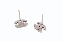 Load image into Gallery viewer, 極美品 CHANEL シャネル ピアス ココマーク 両耳 09V刻印 メタル ラインストーン シルバー 0.8g 中古4b002822