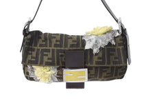 Load image into Gallery viewer, 極美品 FENDI フェンディ マンマバケット ワンショルダーバッグ 26424 ズッカ柄 フラワーモチーフ 刺繍 シルバー金具 中古 4b002837