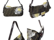 Load image into Gallery viewer, 極美品 FENDI フェンディ マンマバケット ワンショルダーバッグ 26424 ズッカ柄 フラワーモチーフ 刺繍 シルバー金具 中古 4b002837