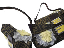 Load image into Gallery viewer, 極美品 FENDI フェンディ マンマバケット ワンショルダーバッグ 26424 ズッカ柄 フラワーモチーフ 刺繍 シルバー金具 中古 4b002837
