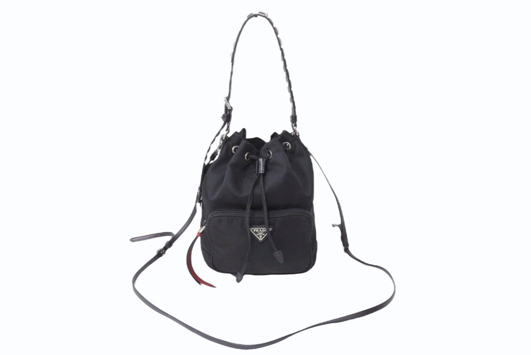 PRADA プラダ スタッズ 巾着 ショルダーバッグ 1BH038 イタリア製 ナイロン レザー ブラック レッド シルバー金具 美品 中古 4b002886