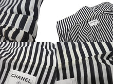 Load image into Gallery viewer, 新品同様品 CHANEL シャネル ストライプ 24年 アノラック メンズ ココマーク ジャケット P76215 サイズ36 ブラック ホワイト 中古 4b002941