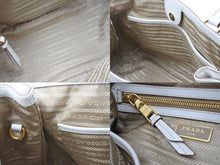 Load image into Gallery viewer, 極美品 PRADA プラダ ハンドバッグ ショルダーバッグ 2way 1BA172 キャンバス レザー ホワイト ベージュ ゴールド金具 中古 4b002997