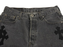 Load image into Gallery viewer, CHROME HEARTS クロムハーツ セメタリークロスパッチ デニムパンツ サイズ27 Levi&#39;s リーバイス グレー 20パッチ 美品 中古 4b003167