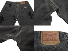 Load image into Gallery viewer, CHROME HEARTS クロムハーツ セメタリークロスパッチ デニムパンツ サイズ27 Levi&#39;s リーバイス グレー 20パッチ 美品 中古 4b003167