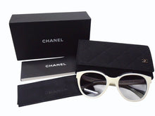 Load image into Gallery viewer, 極美品 CHANEL シャネル バタフライ シェイプ アイウェア サングラス 5414-A ホワイト ブラック ゴールド金具 サイズ54□20 中古 4b003180