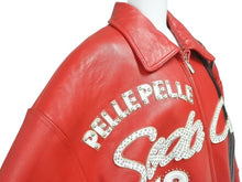 Load image into Gallery viewer, pellepelle ペレペレ SODA CLUB ソーダクラブ レザージャケット サイズ42 パッチ スタッズ ラインストーン レッド ブラック 美品 中古 4b003184