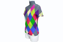 Load image into Gallery viewer, me ISSEY MIYAKE ミー イッセイミヤケ アーガイル柄 プリーツ ハイネック ワッフルブラウス MI71FK245 マルチカラー 良品 中古 4b003192