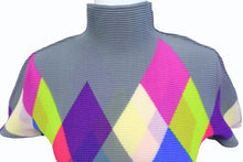 Load image into Gallery viewer, me ISSEY MIYAKE ミー イッセイミヤケ アーガイル柄 プリーツ ハイネック ワッフルブラウス MI71FK245 マルチカラー 良品 中古 4b003192