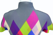 Load image into Gallery viewer, me ISSEY MIYAKE ミー イッセイミヤケ アーガイル柄 プリーツ ハイネック ワッフルブラウス MI71FK245 マルチカラー 良品 中古 4b003192