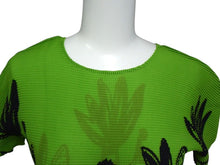 Load image into Gallery viewer, 極美品 ISSEY MIYAKE イッセイミヤケ ワッフルブラウス MI83FK146 フィリピン製 ポリエステル ブラック グリーン 中古 4b003193